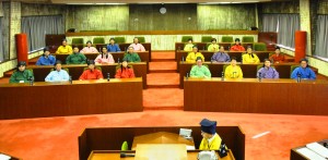 古代衣装姿で市議会に出席した橿原市議ら