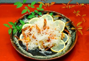 柿が鮮やかな彩りを添える「柿なます」（県提供）