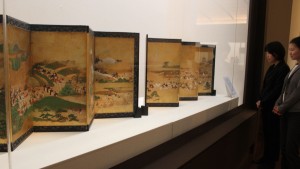 屏風なども並ぶ特別陳列