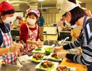 生駒丼にネギなどを盛りつける参加者