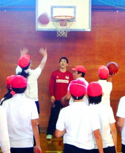 子供たちを指導しながらバスケットボールを楽しむ辻屋健