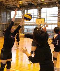 ブロックの練習に余念がない天理の選手