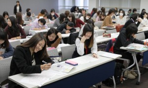 妄想用婚姻届に記入する学生たち