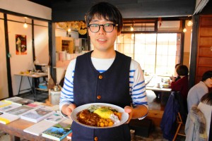 ４年前に脱サラして店を開いた人見修司さん。癒やしの空間と手作りのカレーで多くの常連客が集う