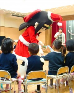 幼稚園のクリスマス会に参加した蓮花ちゃん