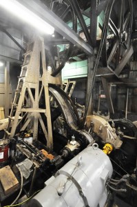 終点の「吉野山」駅舎内にあるロープウエーの駆動設備。武骨な滑車がワイヤーを引き上げ、客車を動かしている