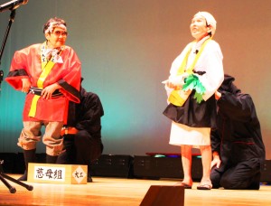 初のホール公演で練習の成果を披露し、生き生きと演じる「愛園座」のメンバー