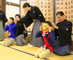 能面をつける子供たち