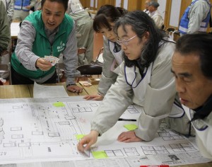 避難所の運営訓練に取り組む参加者