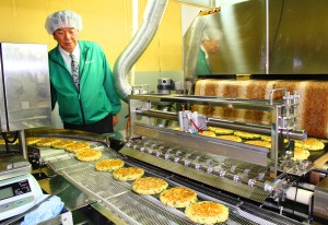 「品質にはこだわってきた。おいしく安全なお好み焼きを食べてほしい」と話す広川享徳社長