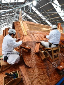 檜皮屋根の葺き替え作業が報道陣に公開された春日大社の本殿