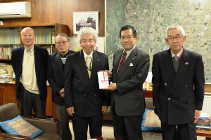 寄付金を上田市長に手渡した飯田会長（中央）と会のメンバー