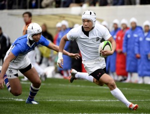 【天理-山形南】前半、トライする天理の竹田(右)。初戦で圧倒的な強さをみせた