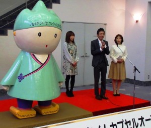 かしはら万葉ホールで行われた「こだいちゃんのタイムカプセル」（左）の開封セレモニー