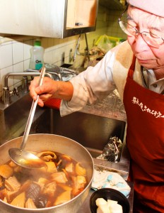 赤エイは2~3時間かけてじっくりと煮込まれる