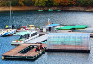 津風呂湖の桟橋やボートでワカサギ釣りを楽しむ釣り人