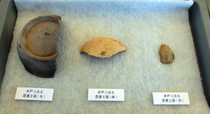 「令」などの文字のある墨書土器