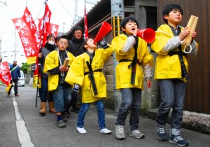法被姿の子供たちが火の用心を呼びかけた