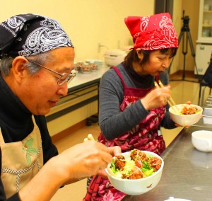 調理した「生駒丼」を試食する参加者