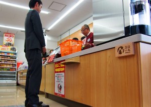 県産材を内装に使ったコンビニの店内