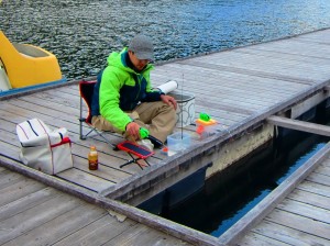 桟橋でワカサギを釣りを楽しむ釣り人
