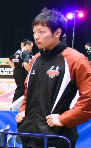 チームのサポートに入る川﨑。鋭い目線の先には試合で活躍する自分を見るのか