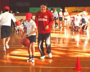 子供たちを指導する辻屋健