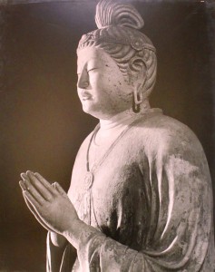 東大寺法華堂の月光菩薩像を撮影した作品