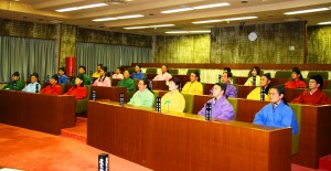 古代衣装姿で市議会に出席した橿原市議ら