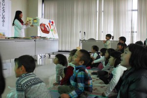 趣向を凝らした絵本に夢中になる子供たち