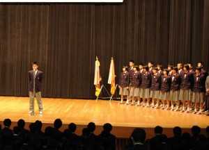 生徒らを前に決意表明する男子の中井拓実主将
