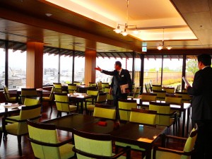 ３方が大きな窓となり、大和の山々の眺望が楽しめる