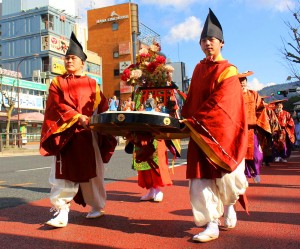 奈良の大和路を練り歩く浜川太一記者（右）