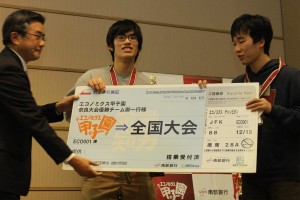 優勝した中沢貴志さん（中央）と岡本哲さん（右）