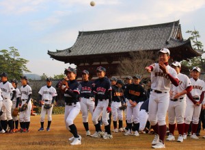参列した中学生らは大仏殿前でキャッチボールを楽しんだ