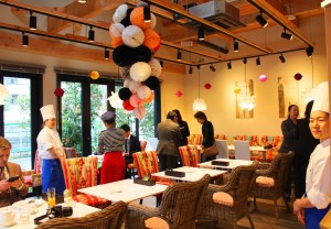 店内には大きな窓があり開放的な雰囲気