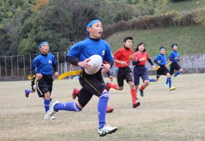 タグラグビーで熱戦を繰り広げる選手