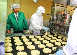 「品質にはこだわってきた」と話すSD食品の広川享徳社長(左)