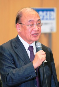 初めて出席し、あいさつする荒井知事