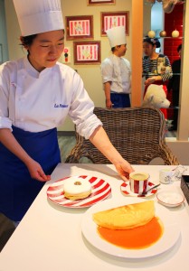 口どけのよい食感が楽しめる「フレンチスフレオムレツ」(手前)