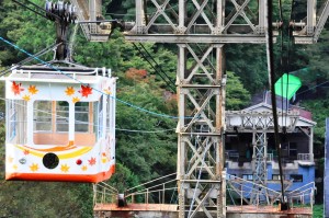 客車は新しくなっても、駅舎や鉄柱は昔のままだ