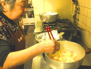 だしで煮込まれる雑煮の具材