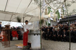 湯をササの葉で振りまく湯立巫女の加奥満紀子さん