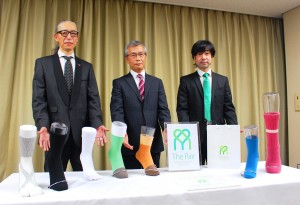 新ブランド「Ｔｈｅ　Ｐａｉｒ」を発表した県靴下工業協同組合。モデル商品も並べられた