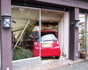 軽乗用車が突っ込んだケーキ店（県警提供）