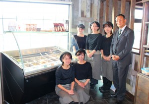 「店から見える景色にも癒やされてほしい」と語る華田宗孝社長（右）。お客さまを喜ばせたいという思いがモットーだ