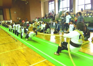 綱引で熱戦を繰り広げる選手