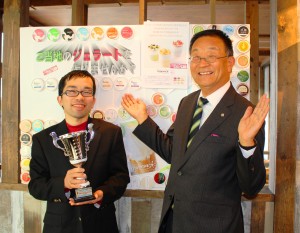 ジェラートの国際大会で入賞した工房長の今坂賢二さん（左）と華田宗孝社長。３００に上るレシピを産み出してきた