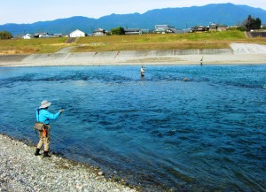 吉野川の管理釣り場で釣りを楽しむ釣り人