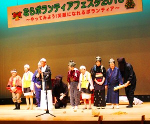 初のホール公演を行った「愛園座」のメンバー。最後は壇上で全員があいさつした